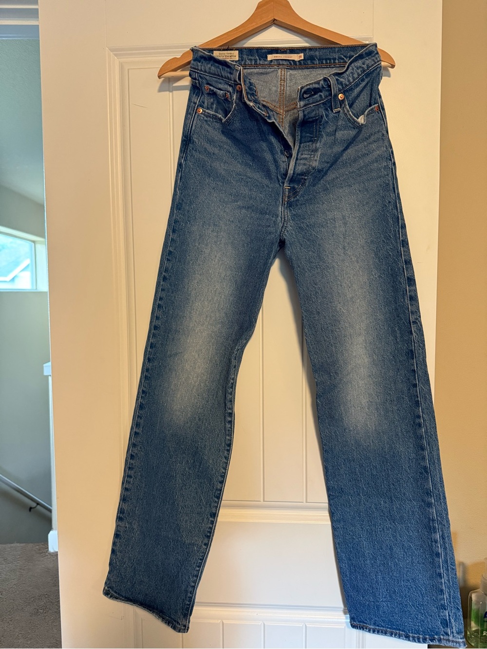 Levi's Women's Medium Blue Ribcage Straight-Leg Jeans